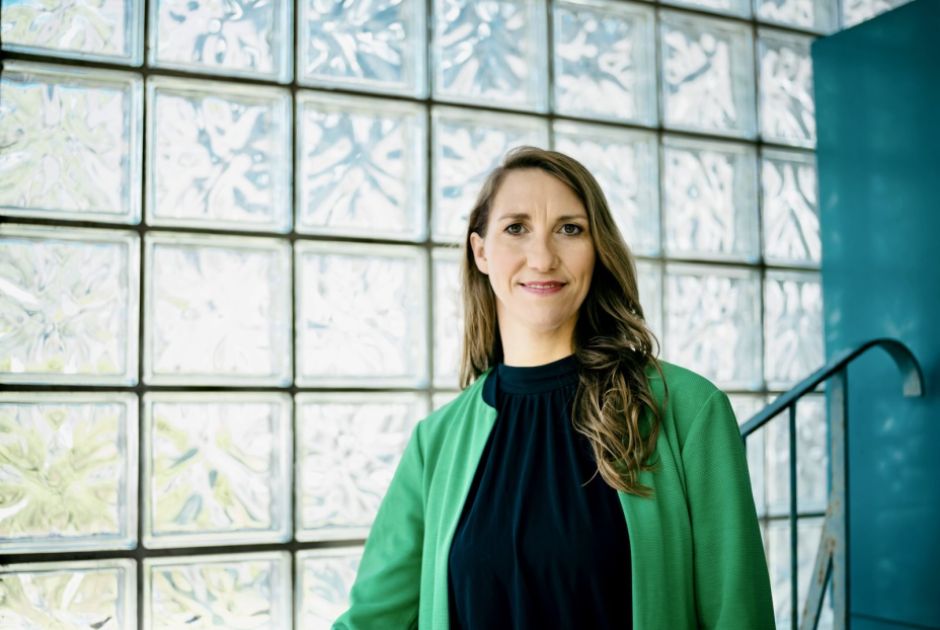 Portrait von Emily May Büning vor einer Glaswand