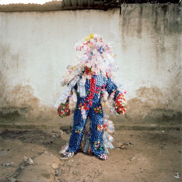 Mann trägt ein Kostüm aus Plastikbechern, der Mensch ist nicht mehr zu erkennen