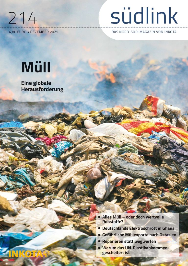 Ein großer Berg mit Plastikbeuteln, im Hintergrund brennt ein Müllberg