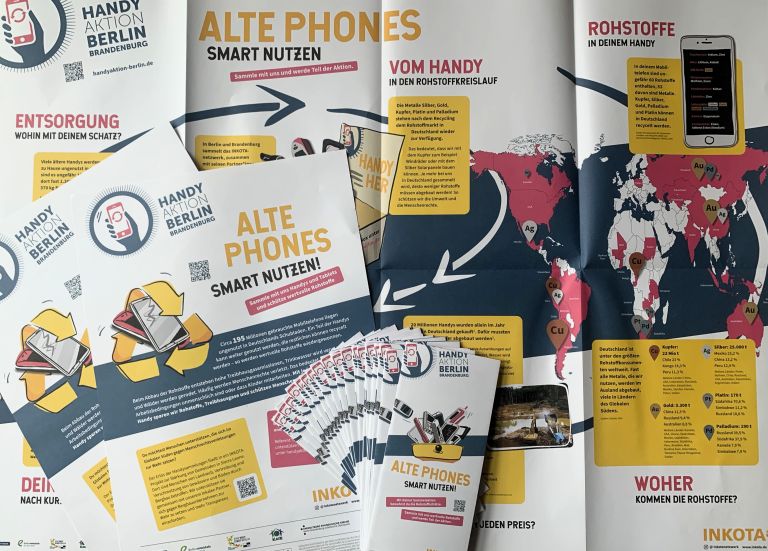 Foto vom Aktionskit der Handyaktion mit Flyern und Poster
