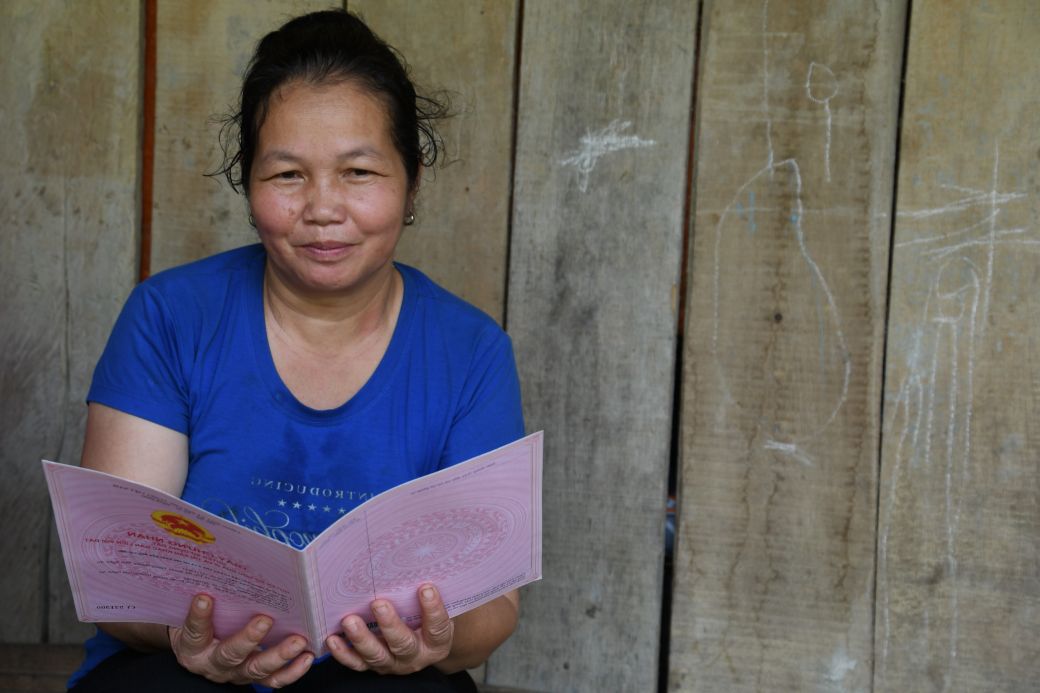 Khai Thi Oanh mit ihrem Zertifikat Eine Frau hält ein Zertifikat in den Händen