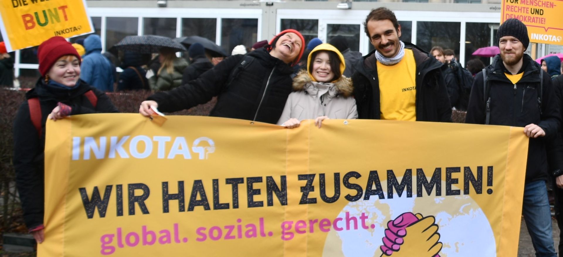 INKOTA-Mitarbeitende auf der Hand in Hand Demo in Berlin