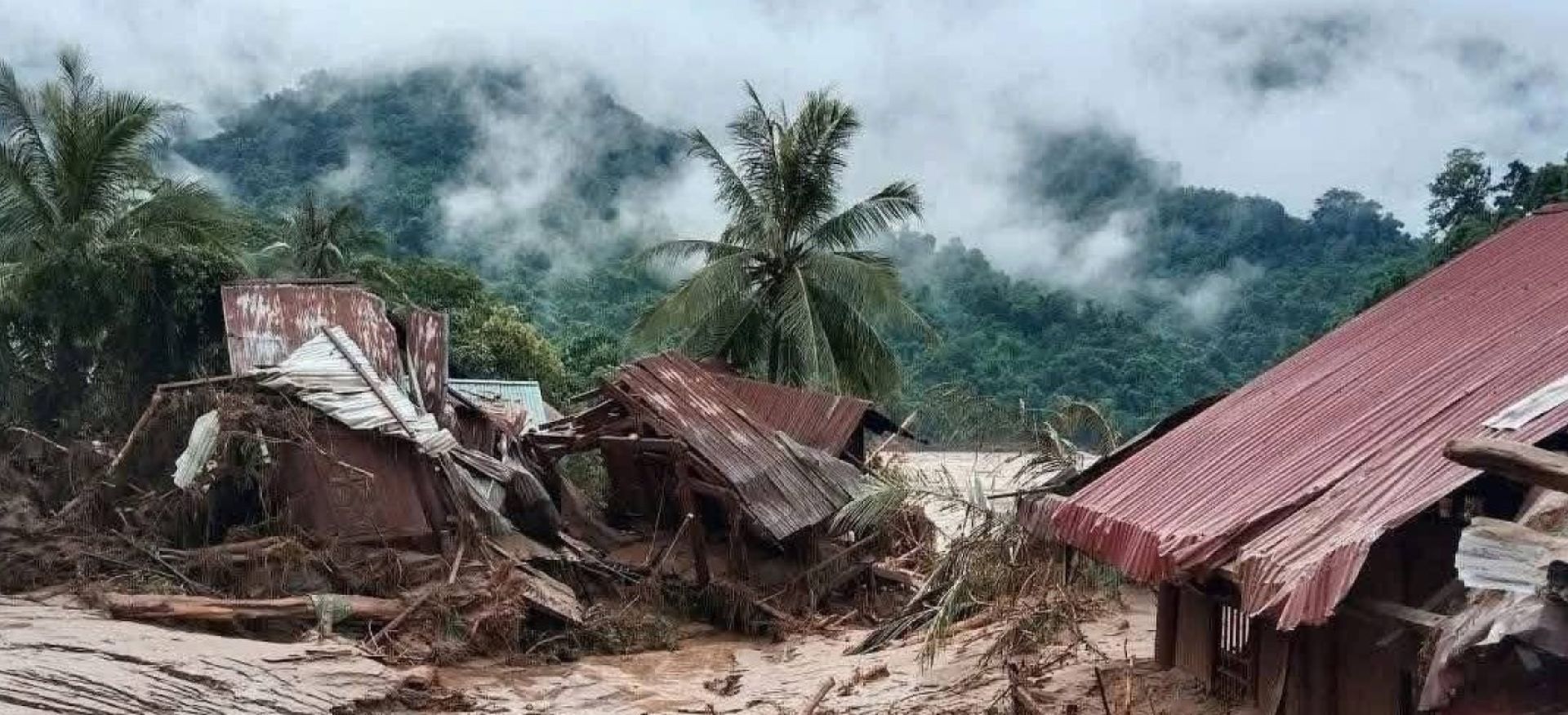 Kaputte Hausdächer und Häuser, Schlamm