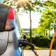 Elektrisches Auto auf einer Ladestation mit Backen und Leuchtkerzendetails, Shutterstock Petair ID 1517572181 