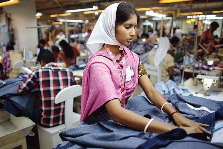 Andrew Biraj/Reuters, Wikimedia, https://commons.wikimedia.org/wiki/File:Un_empleado_de_una_f%C3%A1brica_textil_en_Dhaka,_la_capital_de_Bangladesh.jpg