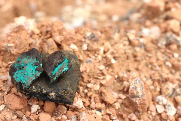 Kobalt tritt häufig in Verbindung mit Kupfer und Malachit (blau-grüne Steine) auf. Foto: Fairphone (CC BY-SA 2.0)