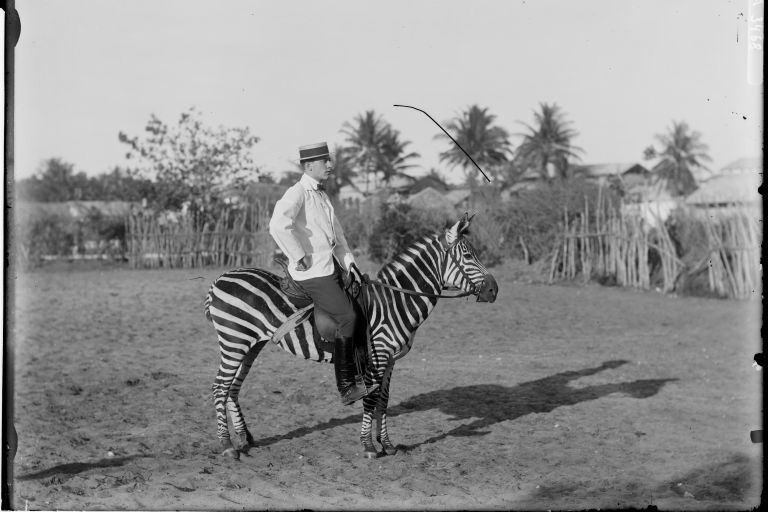 Die Deutschen und ihr Zebra. Siedler in Deutsch-Ostafrika. Foto: BArch, Bild 105-DOA3468 / Walther Dobbertin 