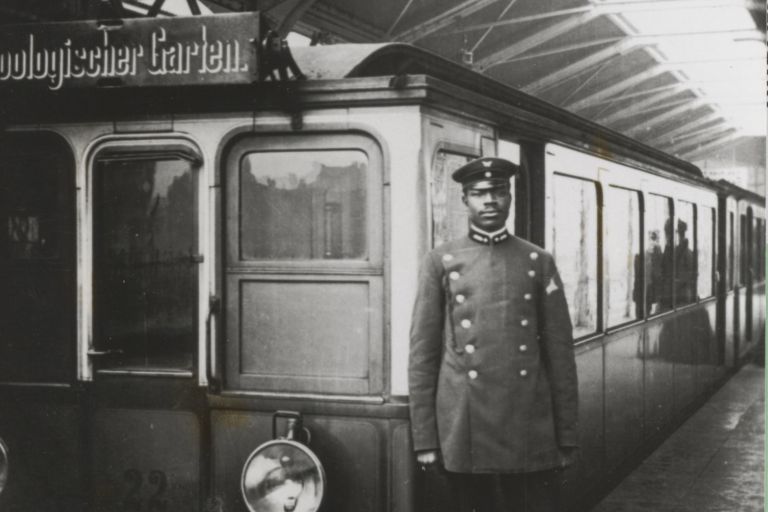 Martin Dibobe arbeitete bei der Berliner U-Bahn zunächst als Schaffner und später als Fahrer. 1919 reichte er eine Petition für gleiche Bürgerrechte einstiger Kolonialmigranten ein. Foto: BVG-Archiv