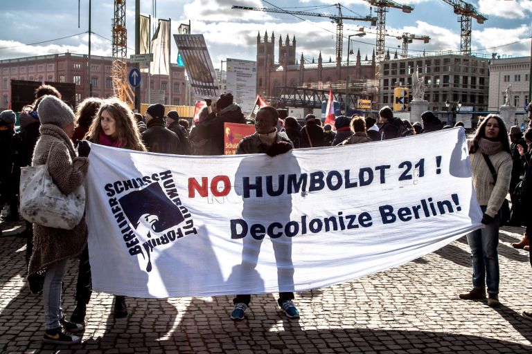 "Entkolonisiert Berlin!" Protest gegen das Humboldt Forum im Jahr 2015. Foto: Oliver Feldhaus