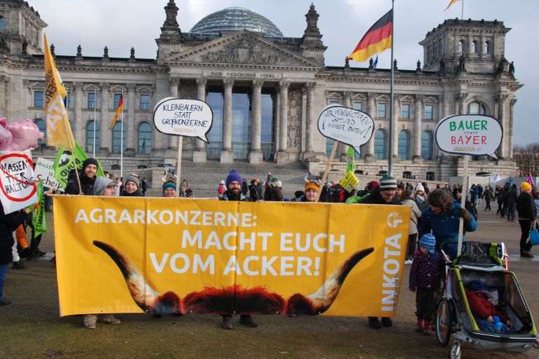 WHES-Demo 2018, INKOTA vor dem Bundestag. Foto: Arndt von Massenbach/INKOTA-netzwerk