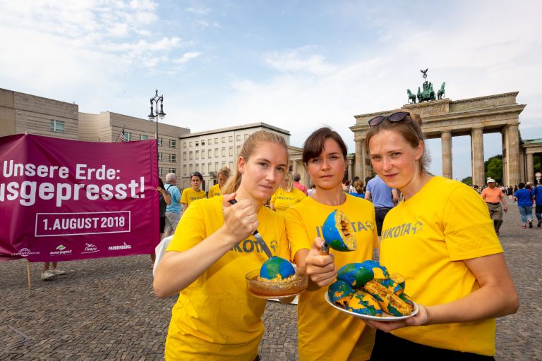 Erdüberlastungstag 2018, INKOTA vor dem Brandenburger Tor