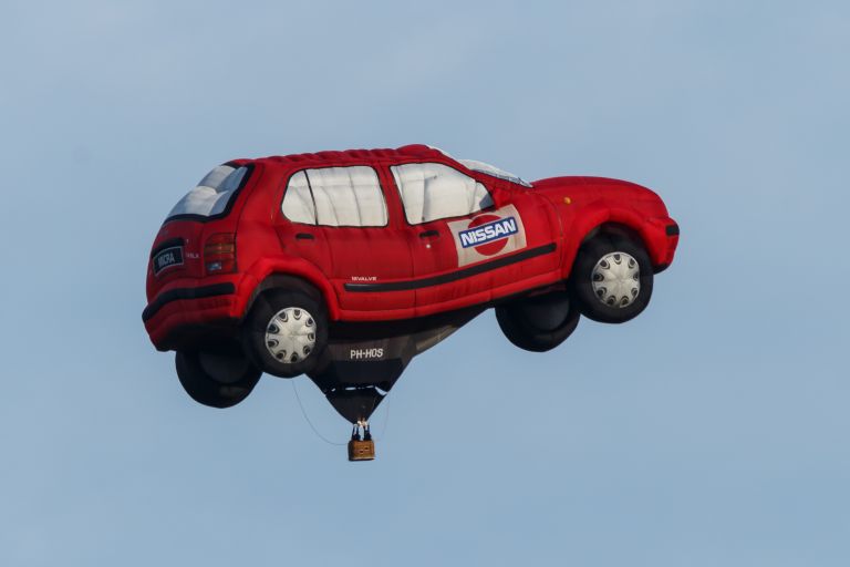 Ballon in Form eines Autos in der Luft
