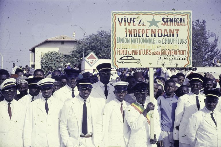 Männer in weißen Anzügen protestieren in Senegal