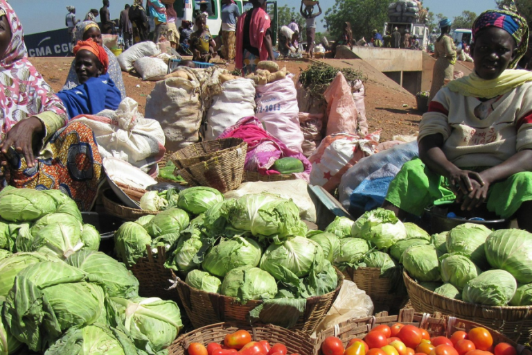 Zwei Frauen verkaufen Gemüse auf dem Markt