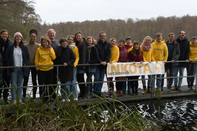 Das INKOTA Team, im Herbst 2023 auf einem Steg am See in Kloster Lehnin.