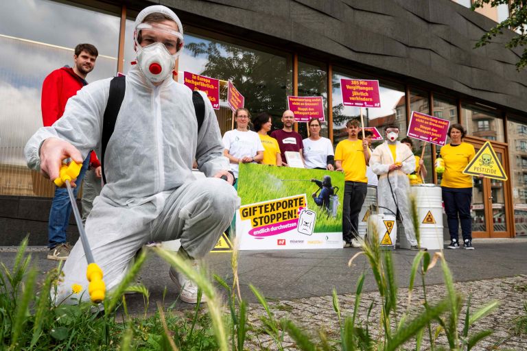 Giftexporte stoppen. Übergabe der Petition an BMEL
