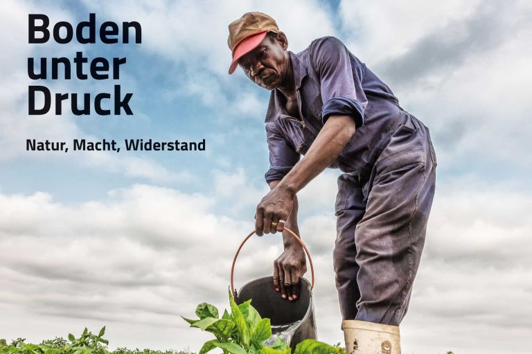Titel des Südlink 212 Boden unter Druck, ein Bauer gießt aus einem Eimer Pflanzen auf einem Feld