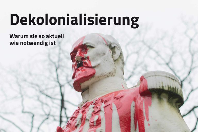 Titel des Südlink 213 Dekolonialisierung: Warum sie so aktuell wie notwendig ist. Eine Statue von König Leopold I., übergoßen mit roter Farbe