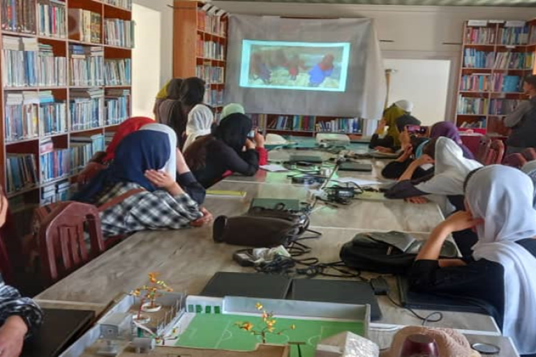 Das Foto zeigt Mädchen in Afghanistan beim Computerunterricht.