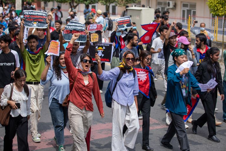 Viele junge Inder*innen protestieren mit Schildern auf der Straße in Kathmandu