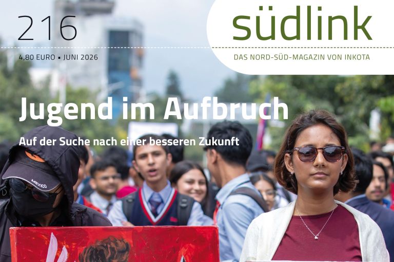 Junge Menschen protestieren auf der Straße mit gemalten Bildern