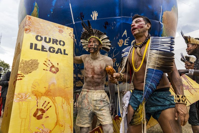Das Foto zeigt eine Protestaktion von indigenen Personen in Brasilien gegen Bergbau