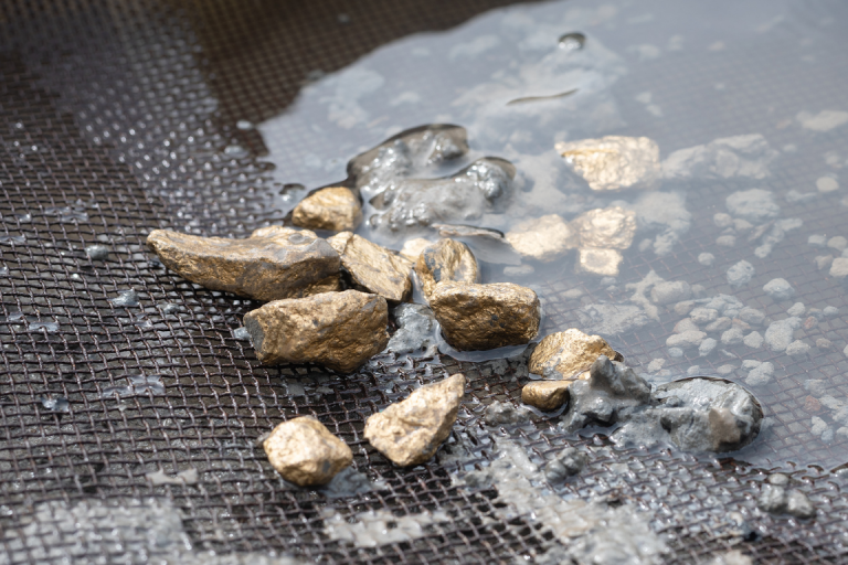 Goldnuggets in einem Sieb